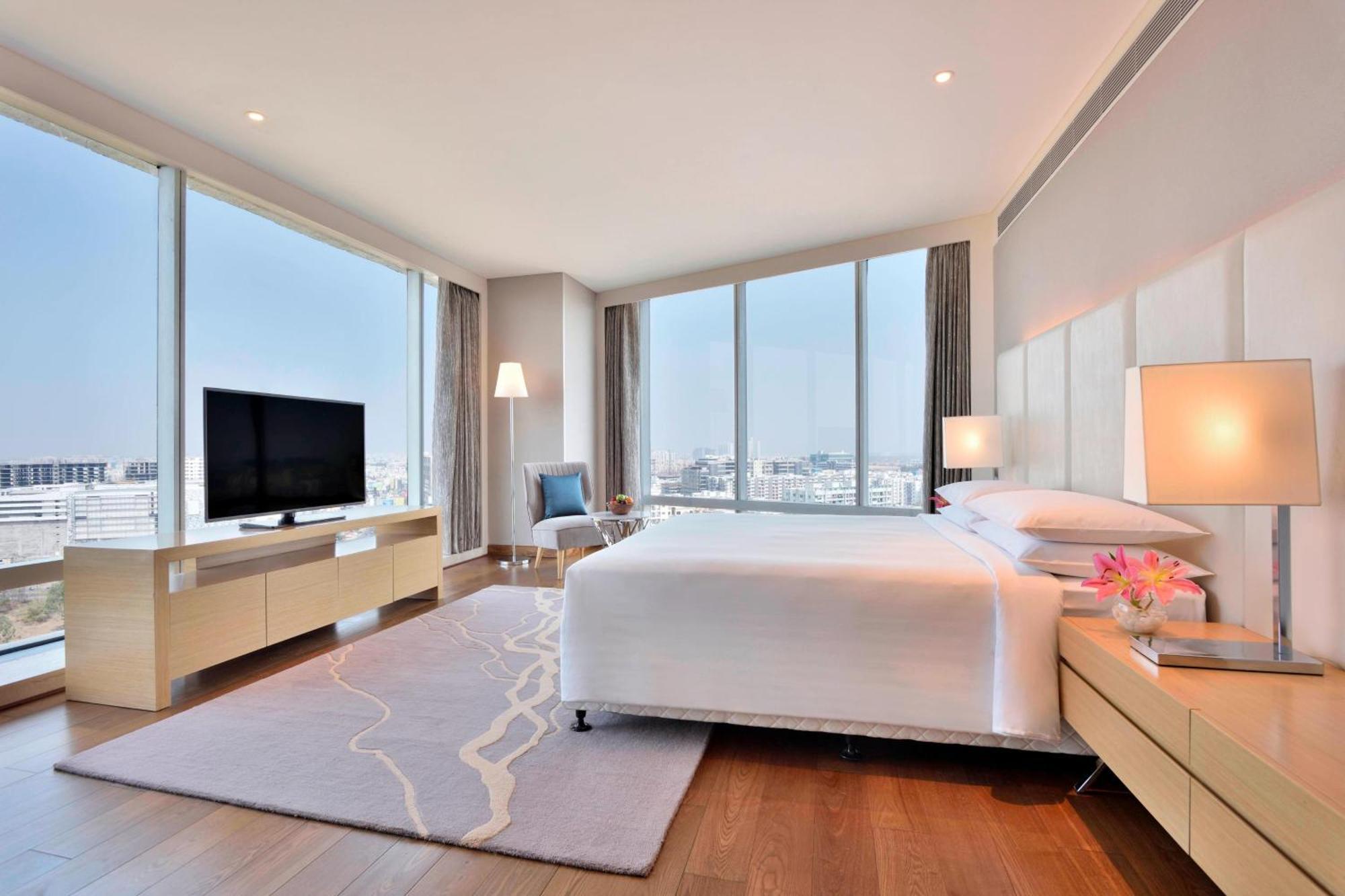 Marriott Executive Apartments Hyderabad Exterior foto
