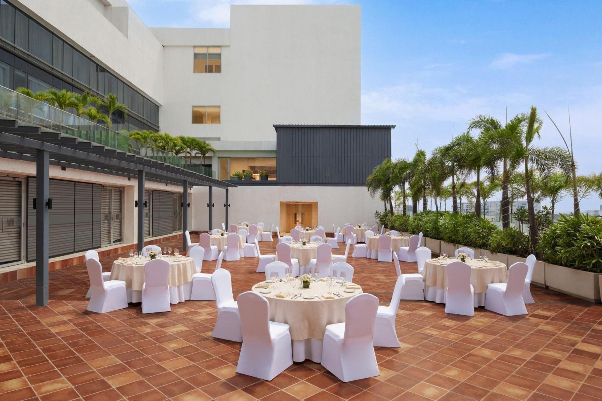 Marriott Executive Apartments Hyderabad Exterior foto